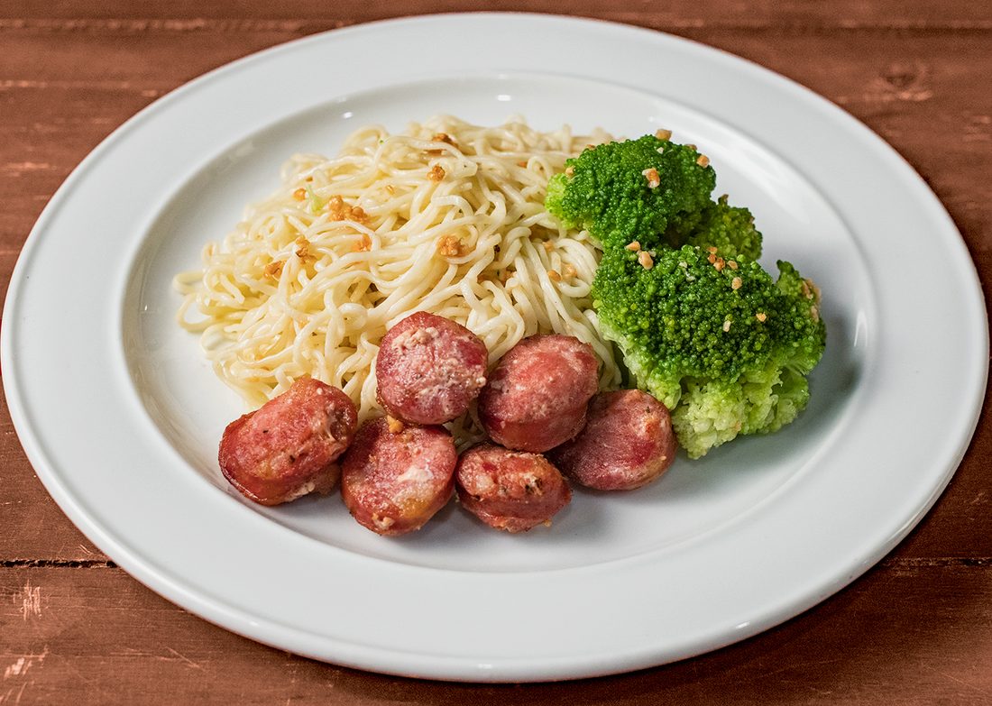 Talharim ao alho com linguiça e brócolis