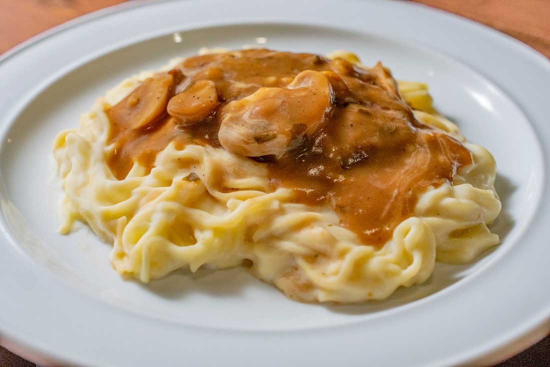 Talharim ao creme com molho de cogumelos