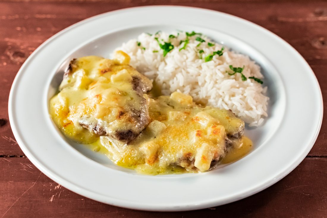 Filé ao molho de queijo com arroz