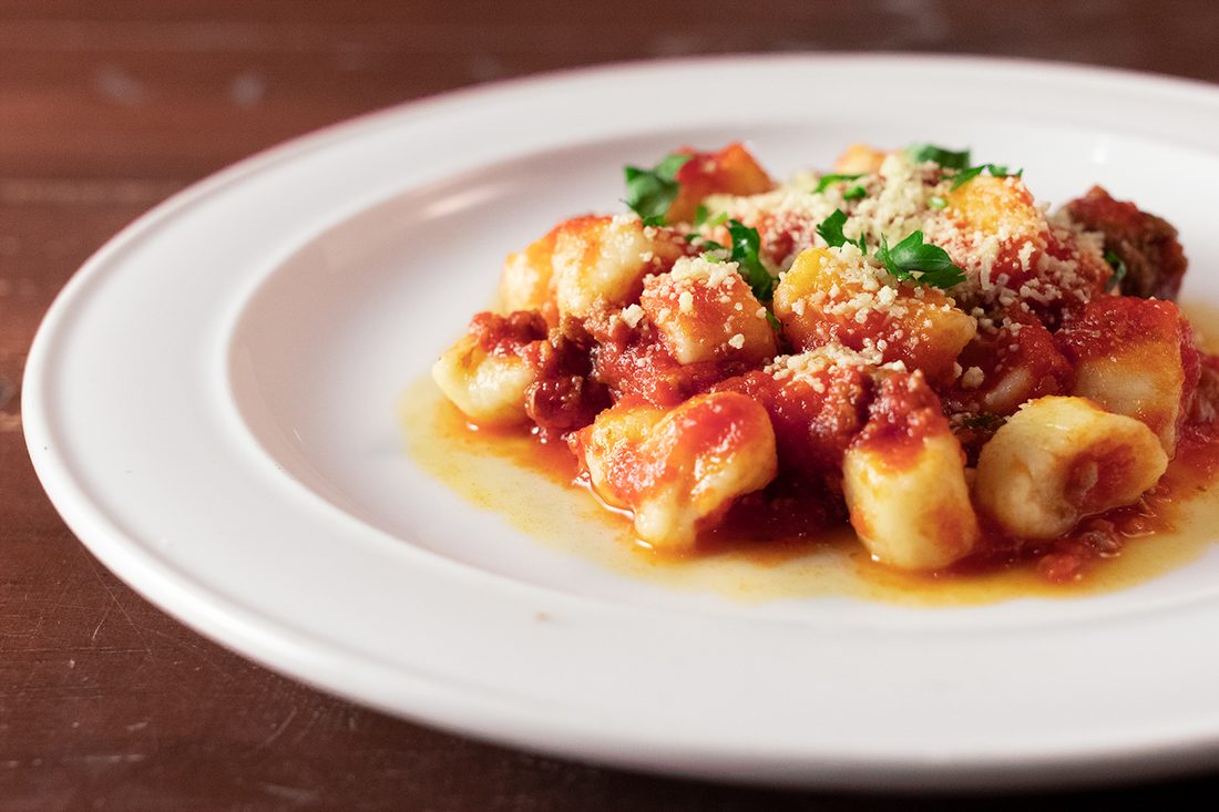 Nhoque ao sugo com parmesão